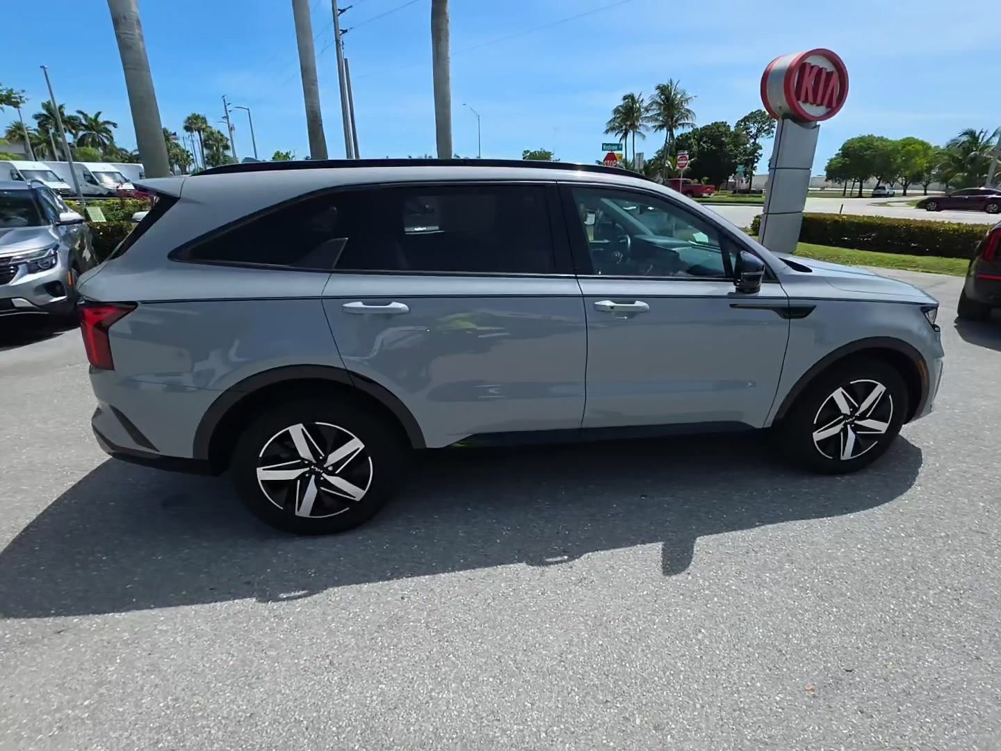 Used 2023 Kia Sorento EX w/ Panoramic Sunroof Package FWD image 3