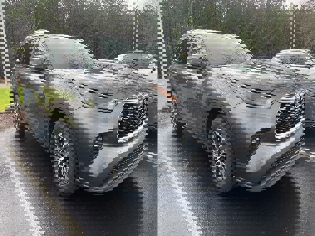 Used 2024 Toyota Highlander XLE image 2