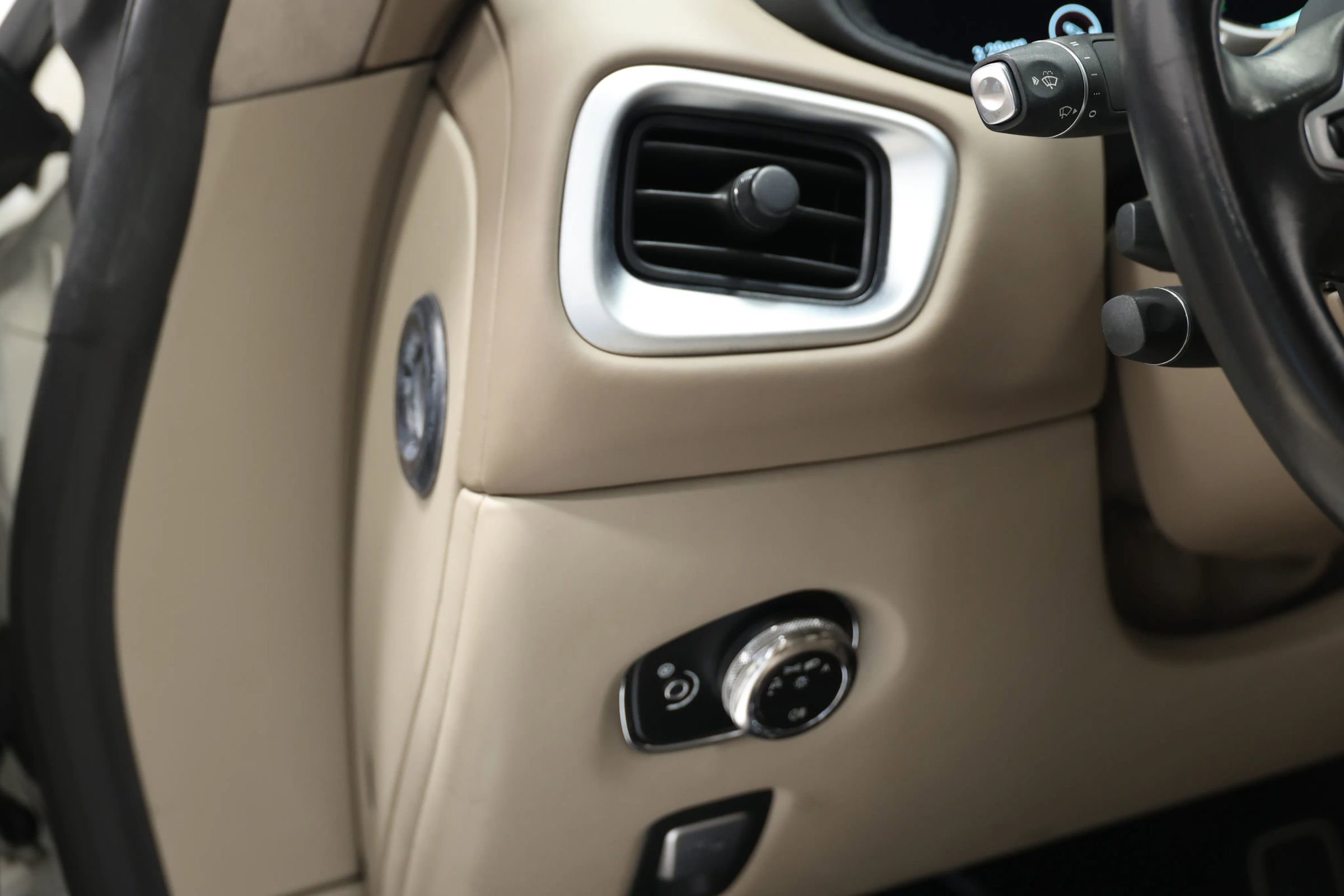 Used 2018 Aston Martin DB11 Coupe image 20