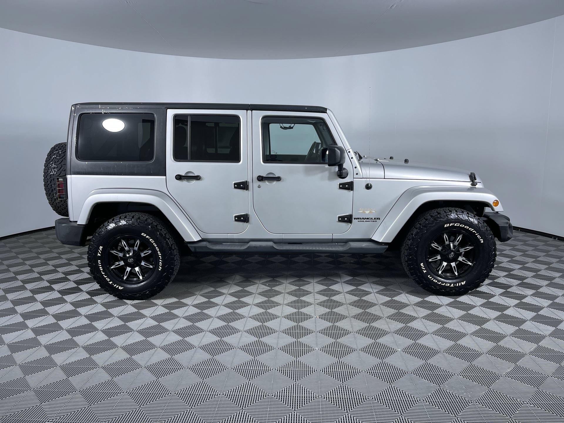 Used 2012 Jeep Wrangler Unlimited Sahara w/ Connectivity Group AWD/4WD image 10
