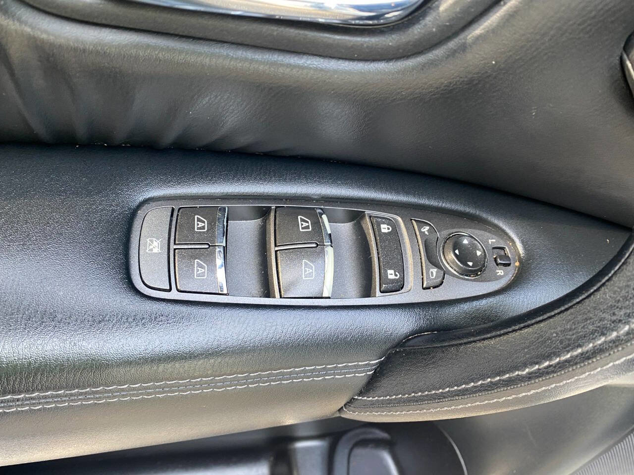 Used 2017 Nissan Armada Platinum RWD image 18