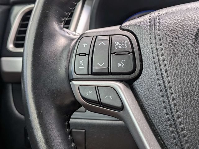 Used 2019 Toyota Highlander XLE FWD image 32