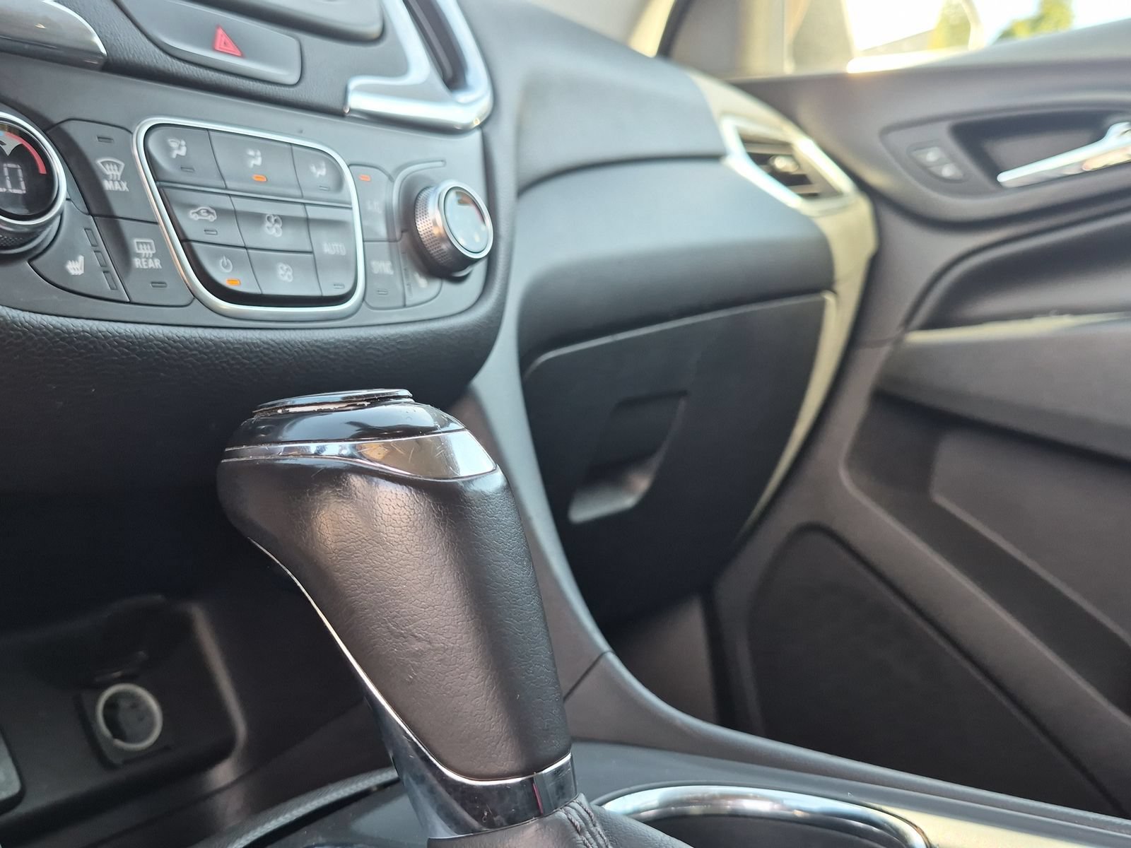 Used 2018 Chevrolet Equinox LT FWD image 31