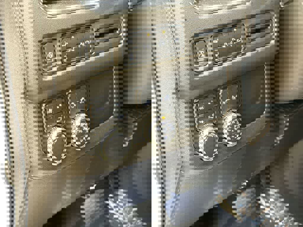 Used 2021 GMC Yukon XL SLT image 38