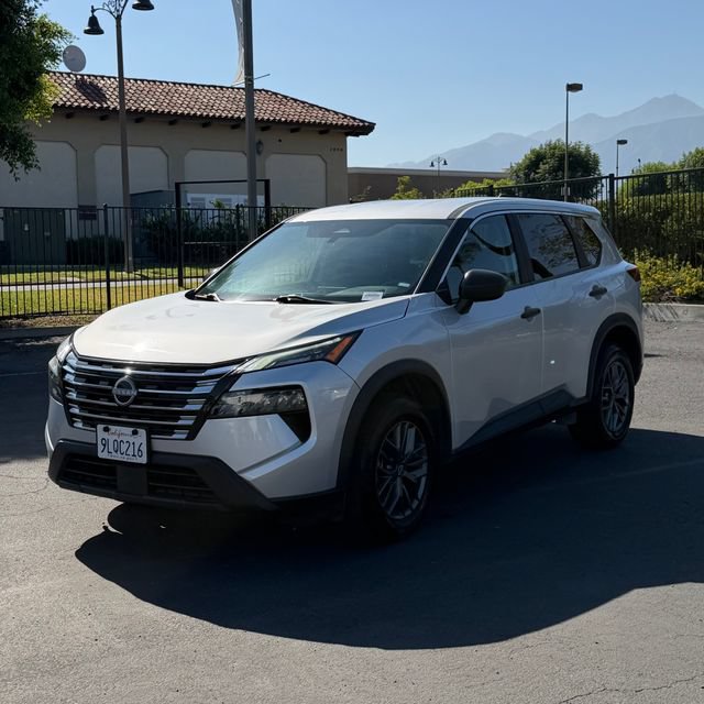 Used 2024 Nissan Rogue S FWD image 4