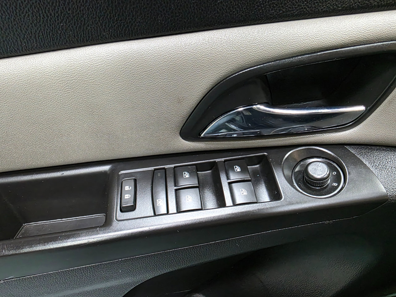 Used 2016 Chevrolet Cruze LT w/ Technology Package image 18