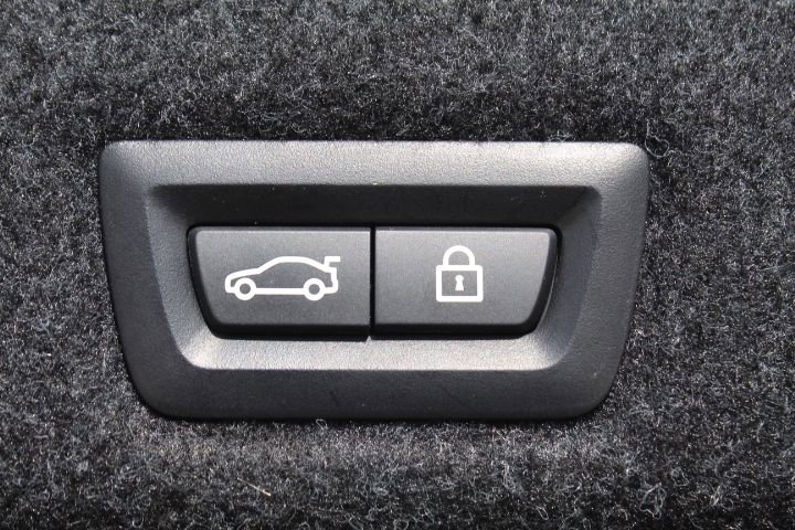 Used 2020 BMW 530e xDrive w/ Premium Package image 43