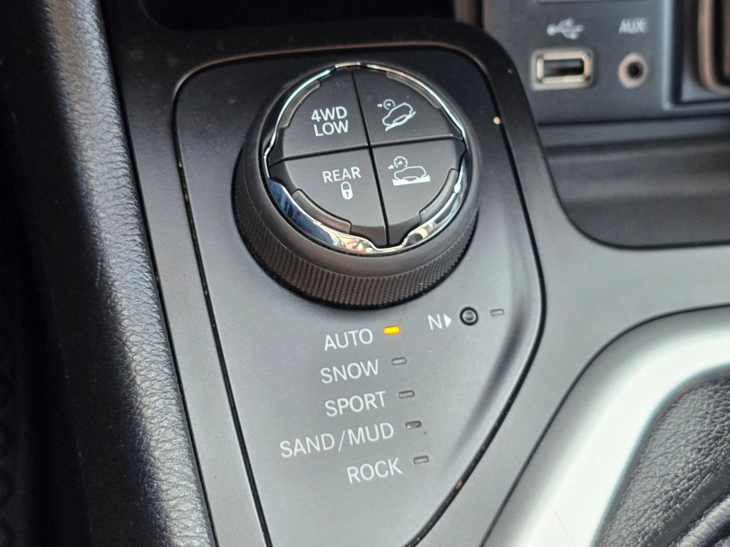 Used 2014 Jeep Cherokee Trailhawk AWD/4WD image 11