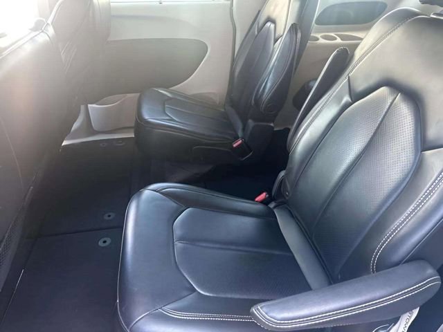 Used 2023 Chrysler Pacifica Touring-L image 14