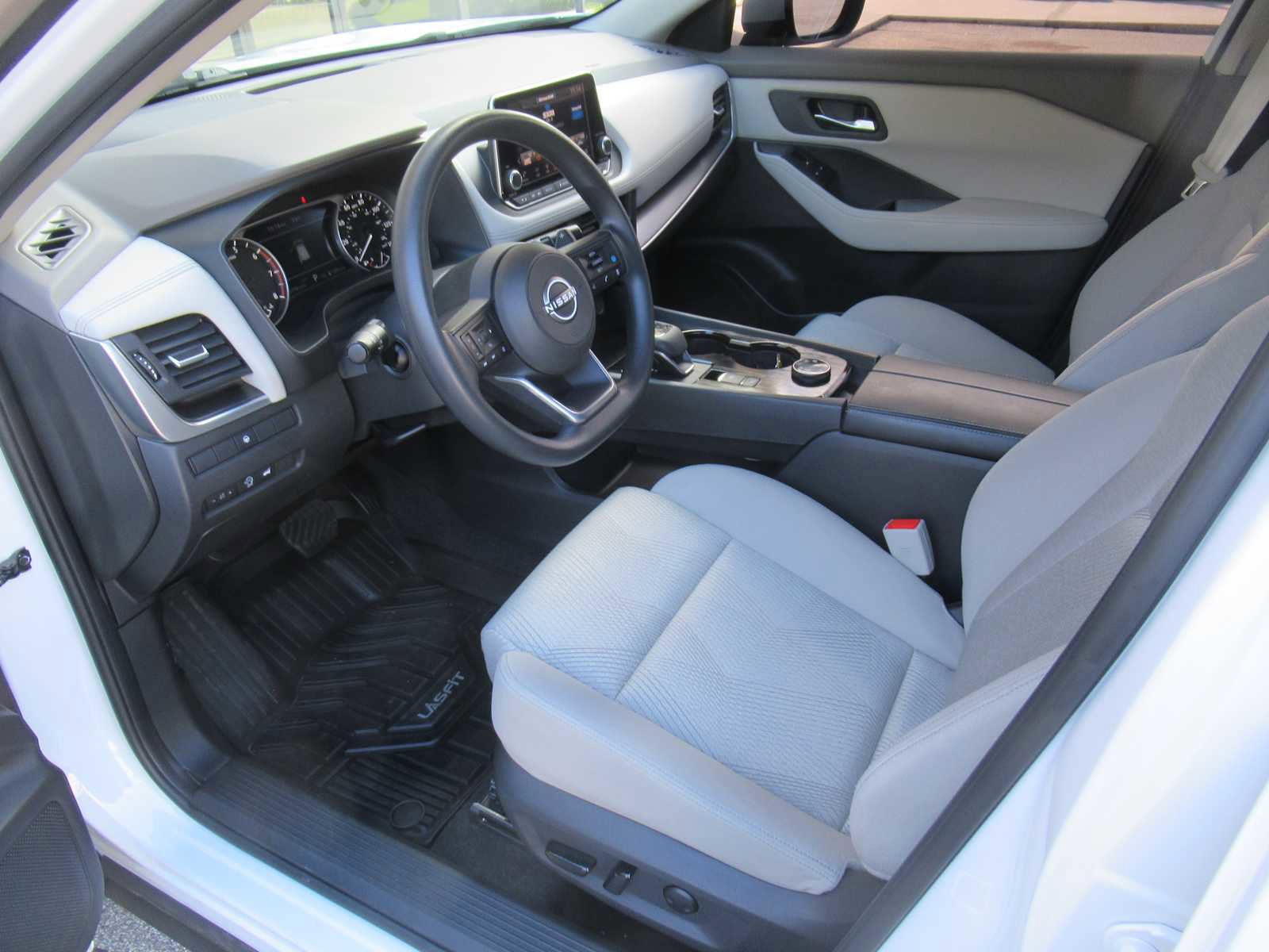 Used 2024 Nissan Rogue SV image 20