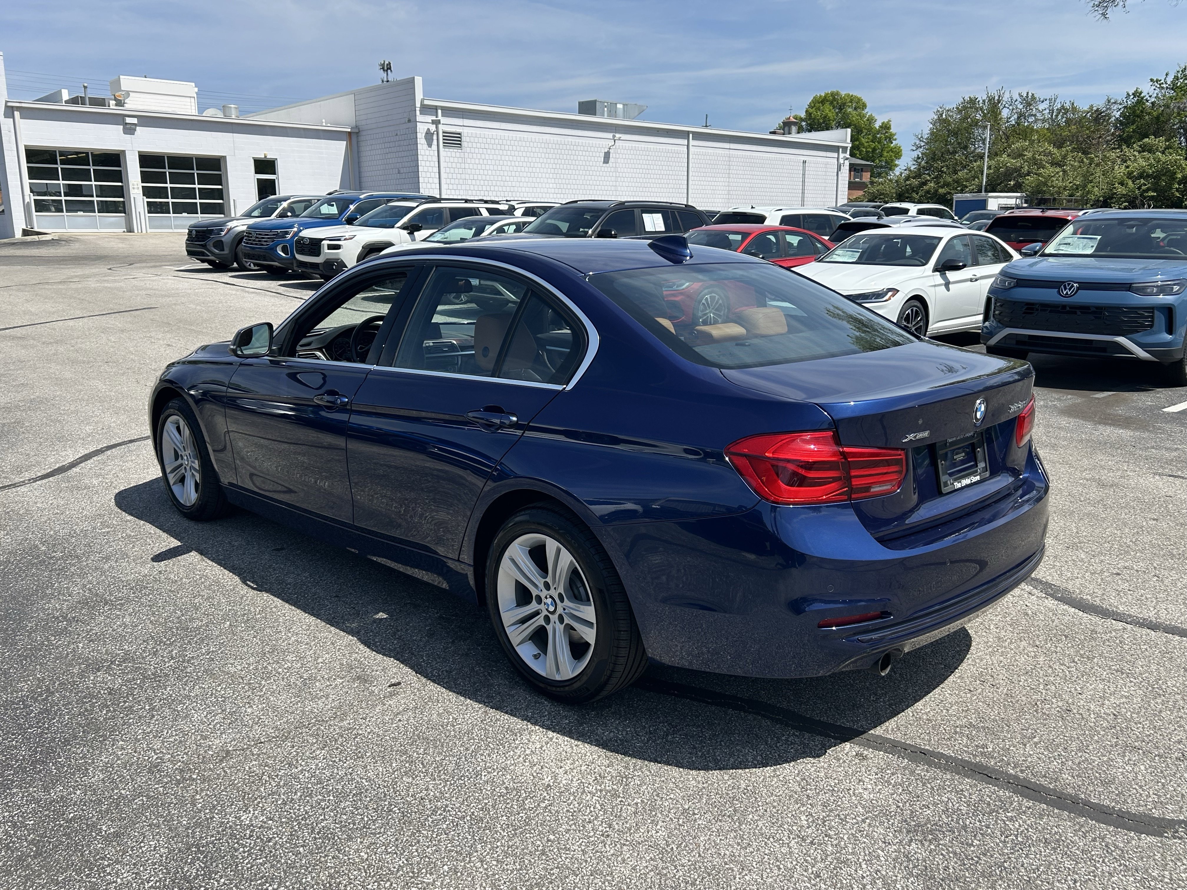 Used 2018 BMW 328d xDrive Sedan w/ Convenience Package image 4