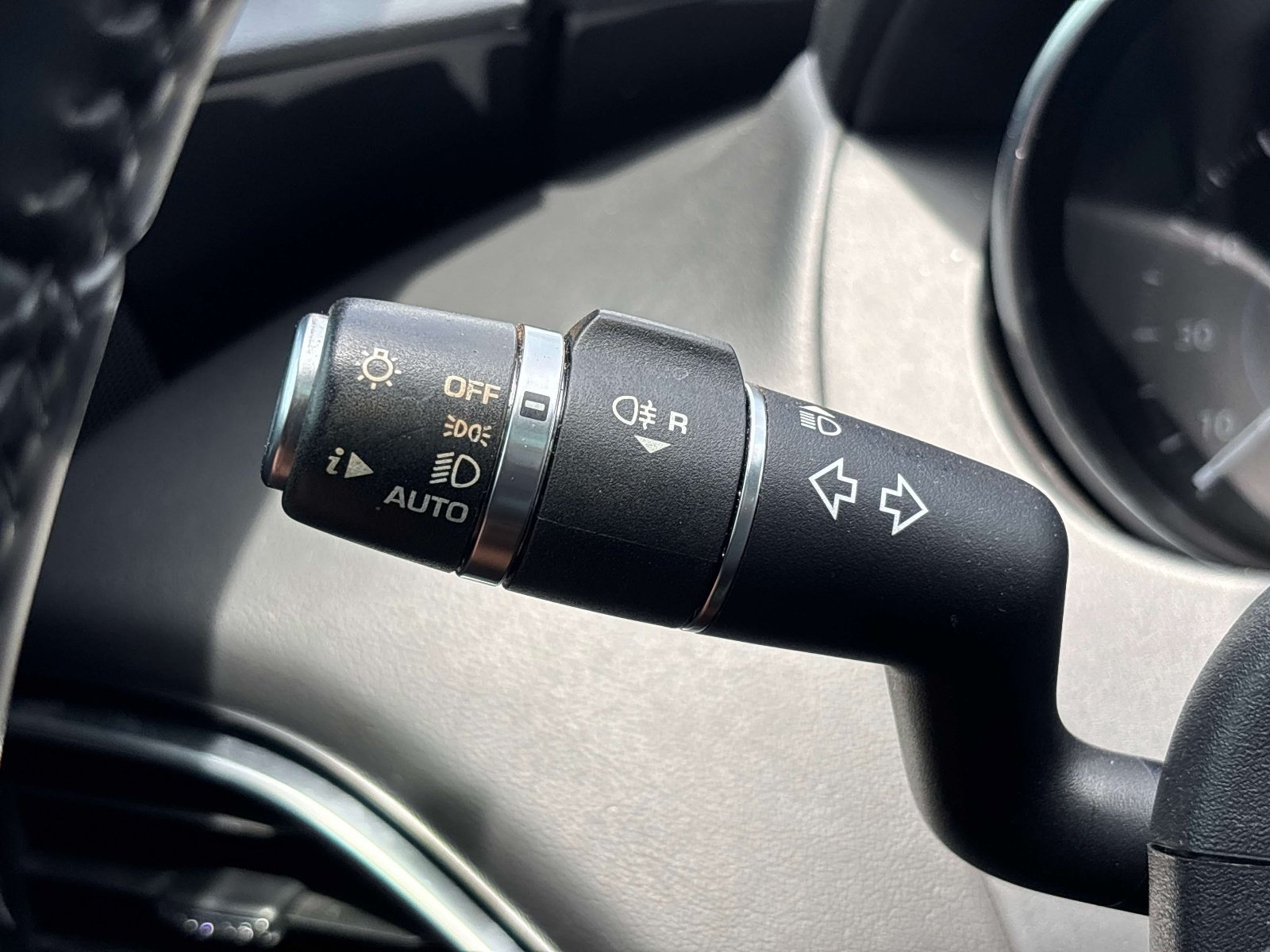 Used 2019 Jaguar XE RWD image 28