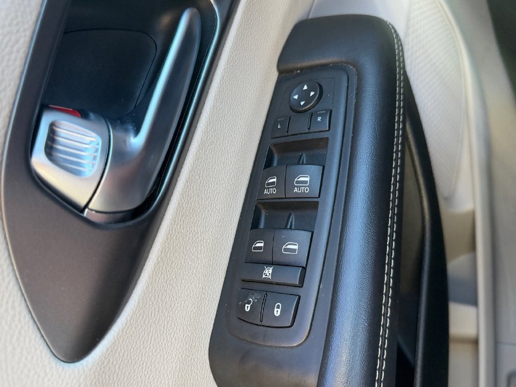 Used 2024 Chrysler Pacifica Touring-L FWD image 40