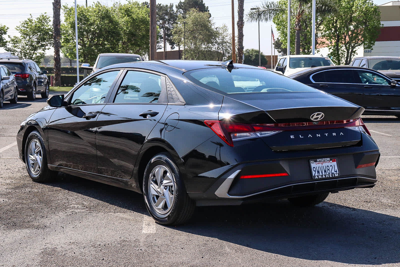 Used 2025 Hyundai Elantra SE w/ Cargo Package FWD image 9