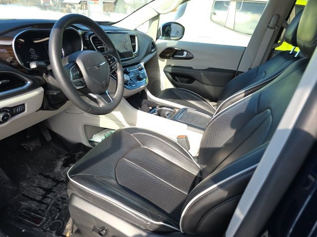 Used 2023 Chrysler Pacifica Limited image 2