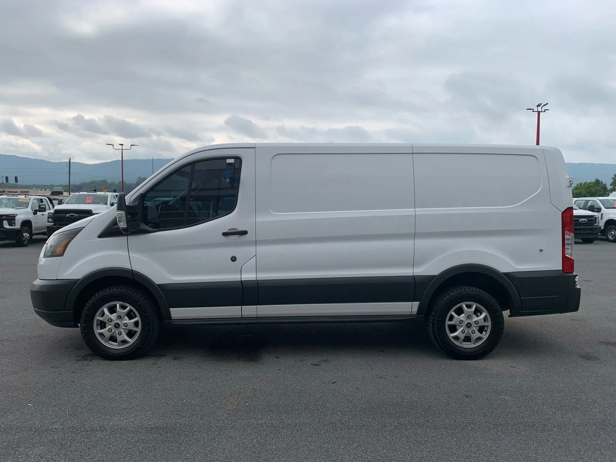 Used 2015 Ford Transit 250 130 Low Roof RWD image 5