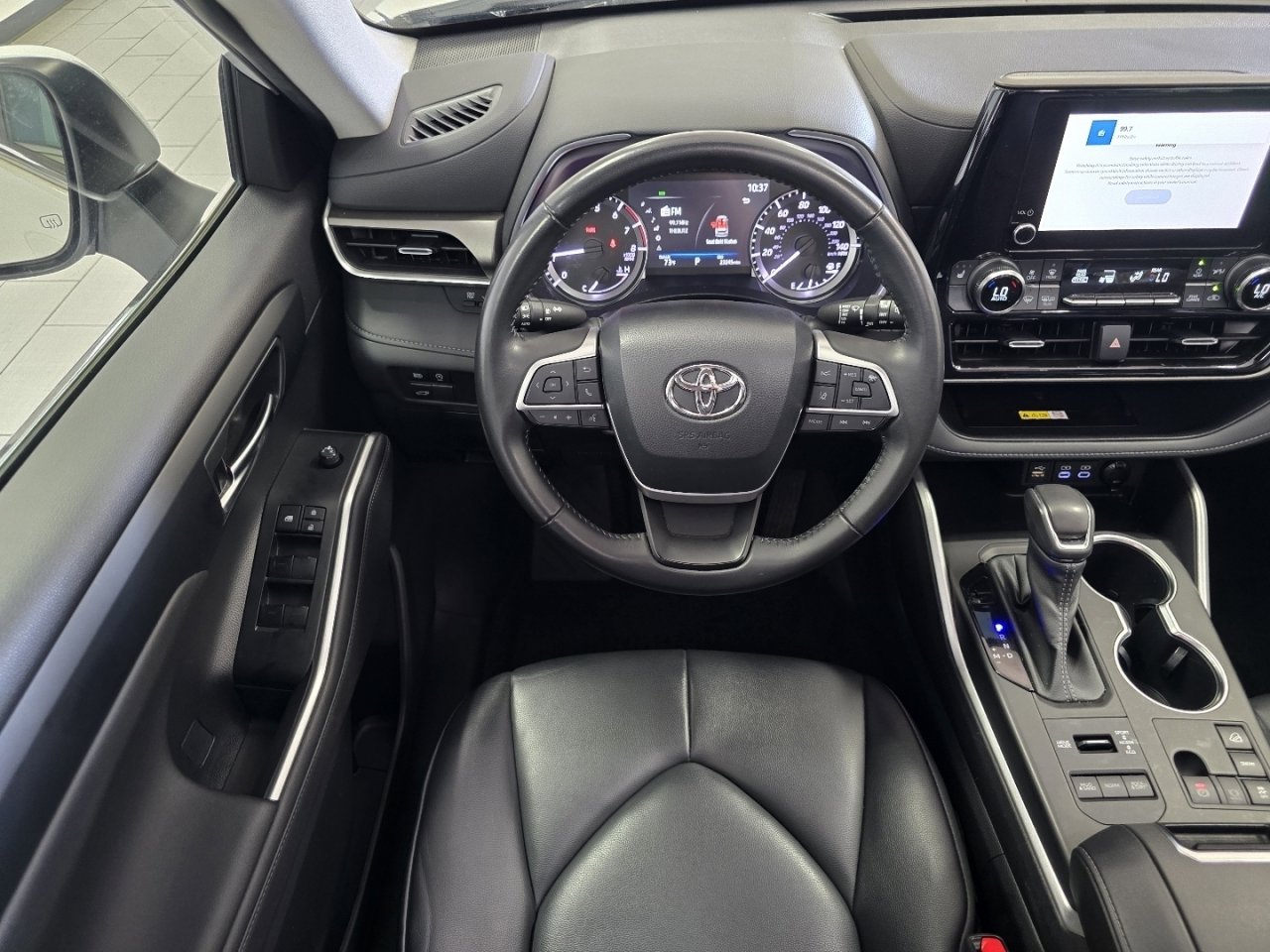 Used 2023 Toyota Highlander XLE AWD/4WD image 24