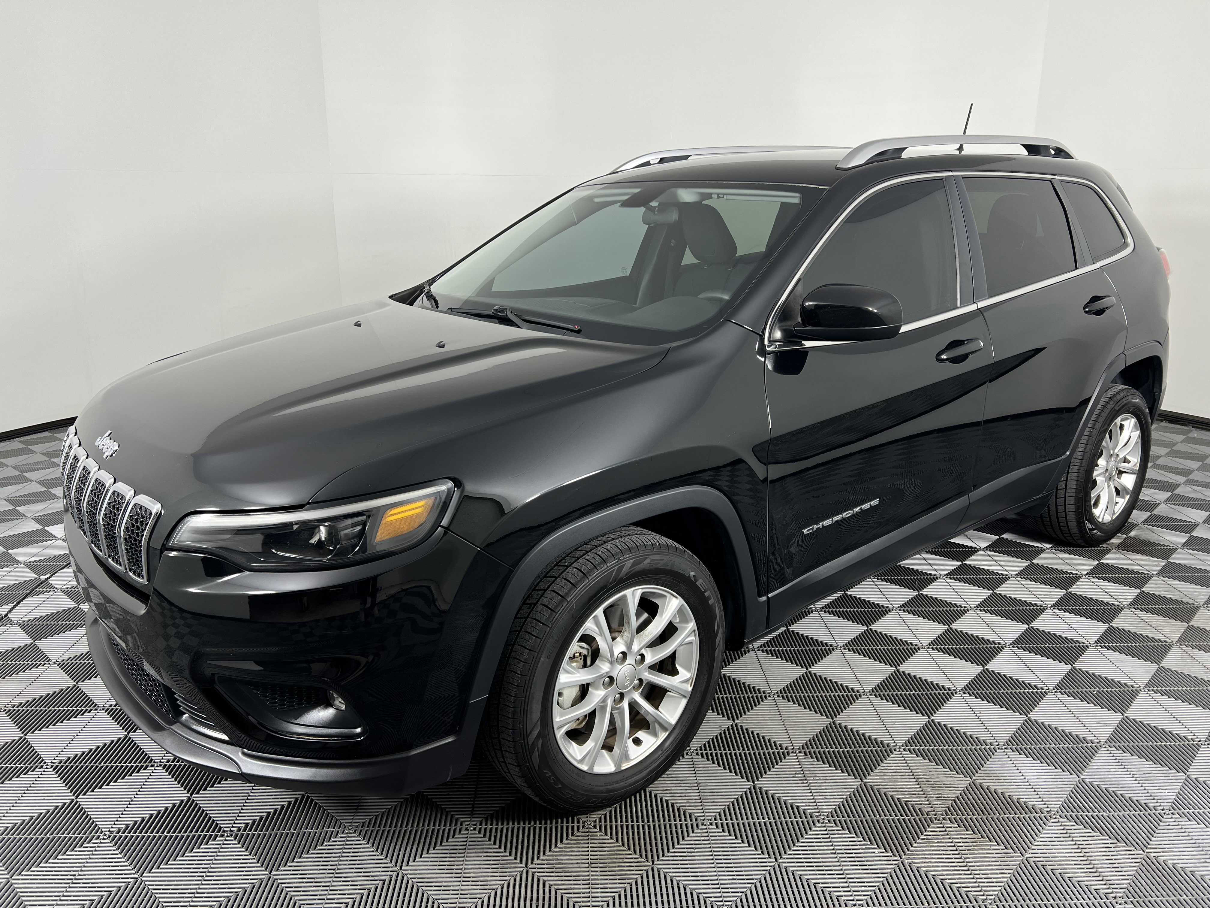 Used 2019 Jeep Cherokee Latitude w/ Popular Appearance Group image 8
