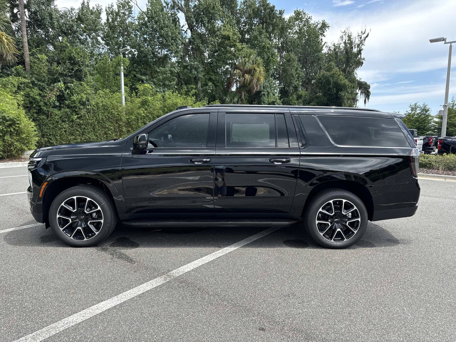 New 2026 Chevrolet Suburban RST w/ RST Capability Package AWD/4WD image 6