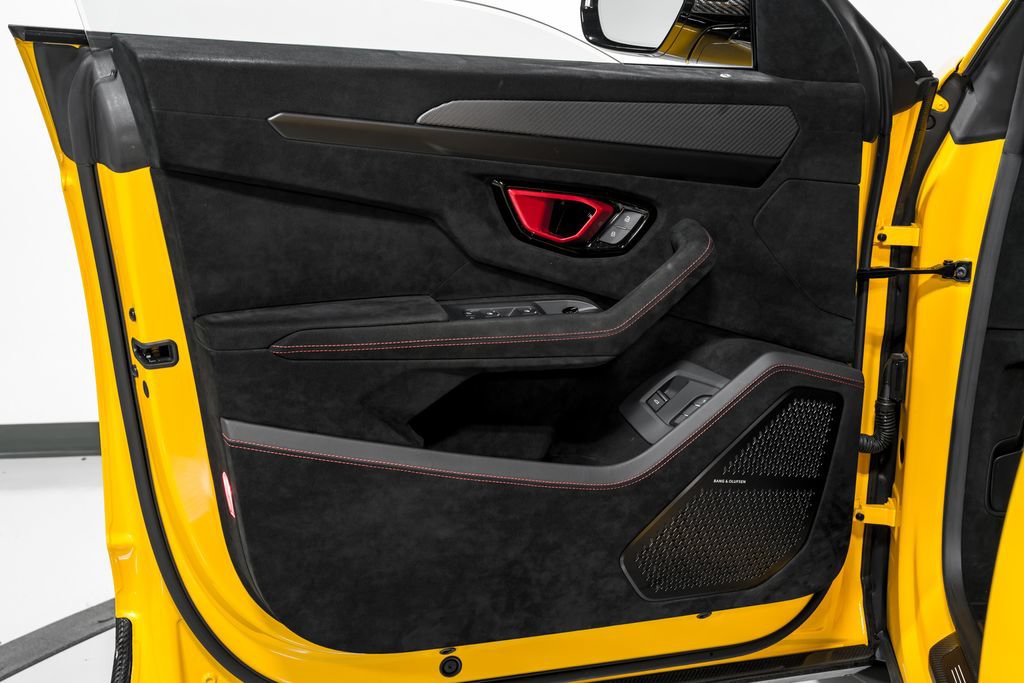 Used 2023 Lamborghini Urus Performante AWD/4WD image 9