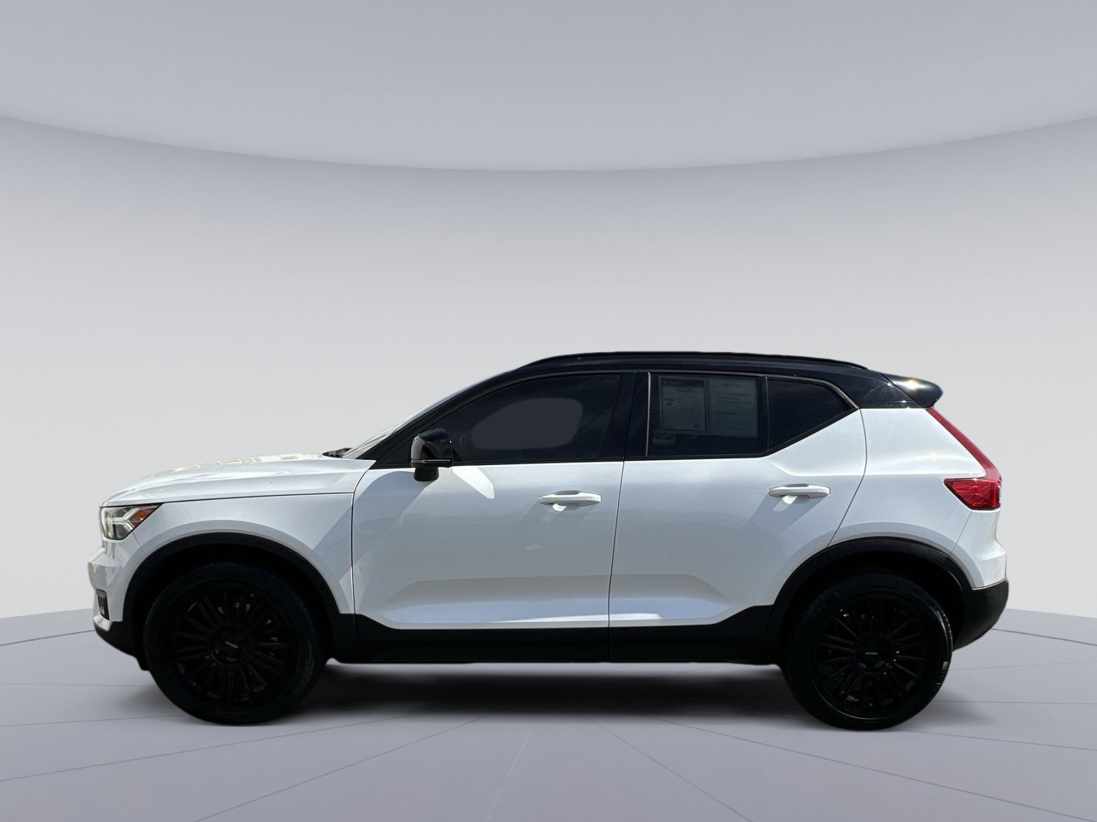 Used 2020 Volvo XC40 T4 R-Design w/ Protection Package Premier image 6