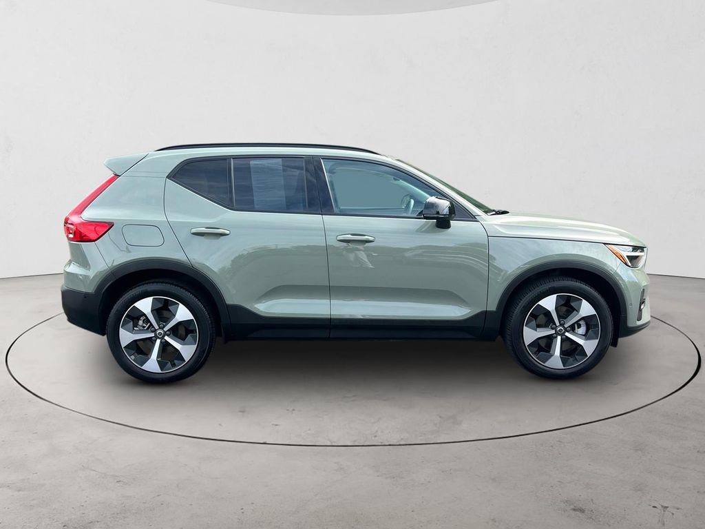 Certified 2025 Volvo XC40 B5 Plus AWD/4WD image 6
