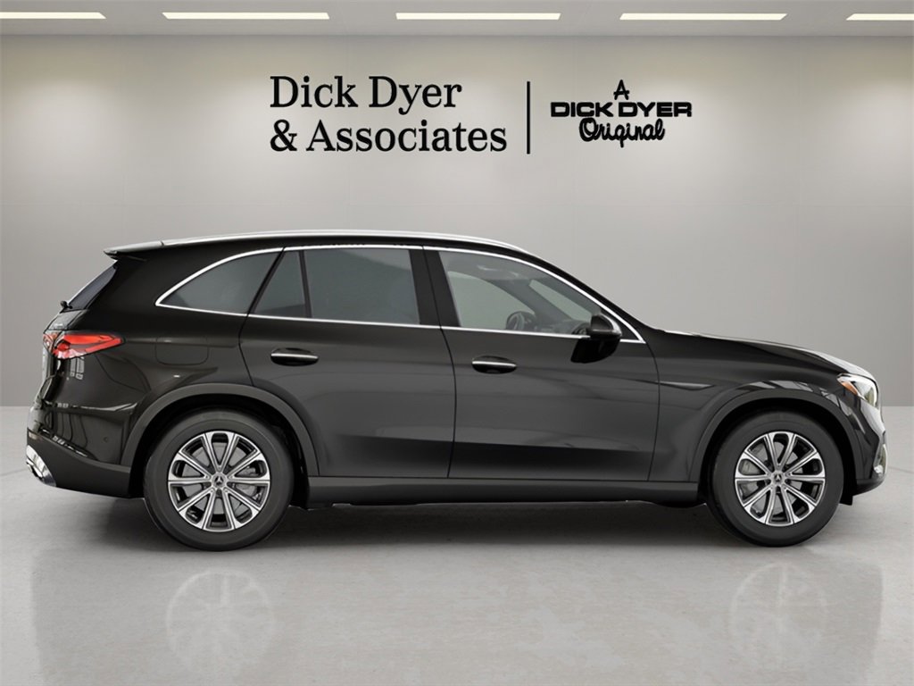 Used 2025 Mercedes-Benz GLC 300 4MATIC image 4