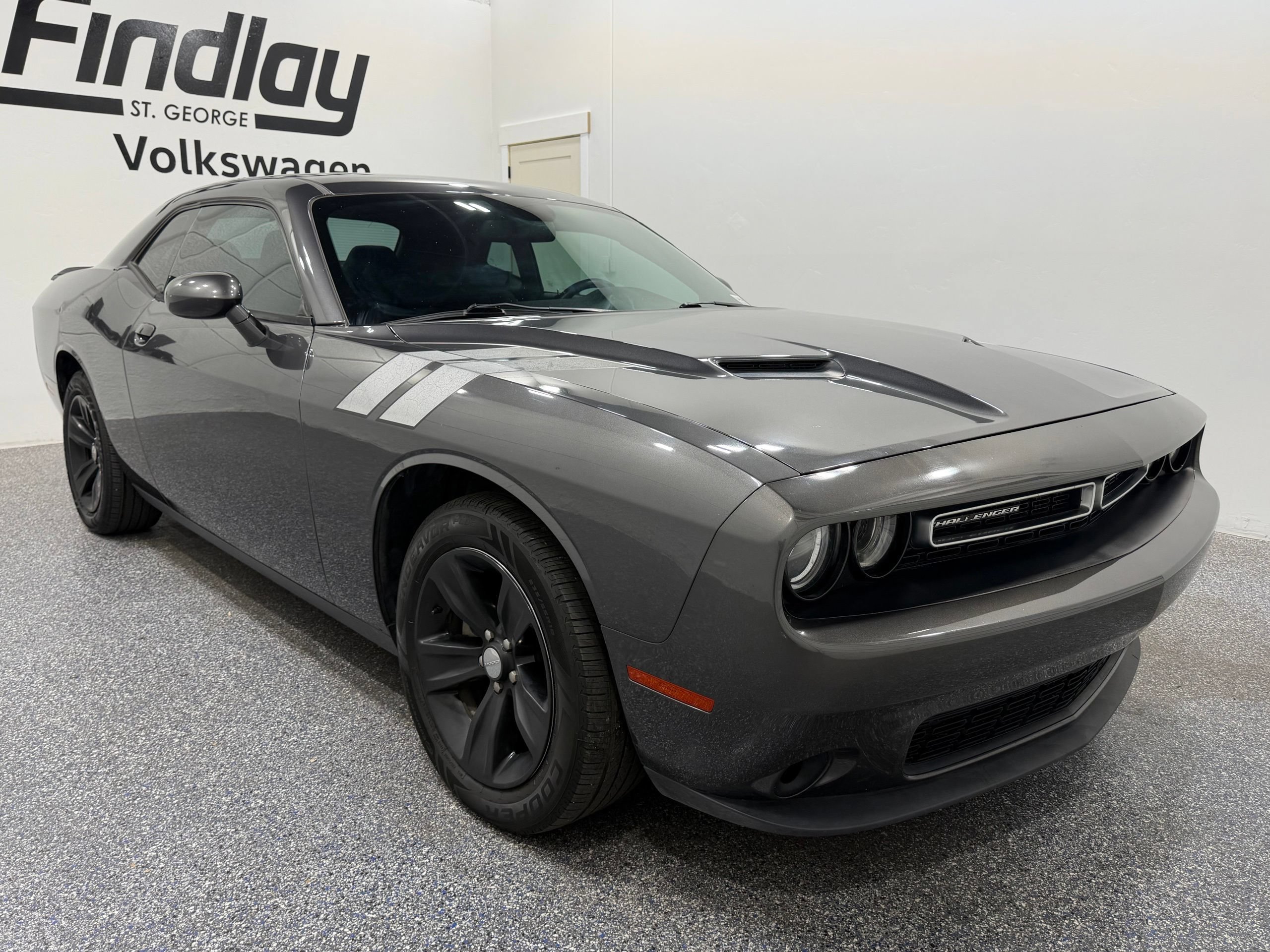 Used 2016 Dodge Challenger SXT RWD image 9