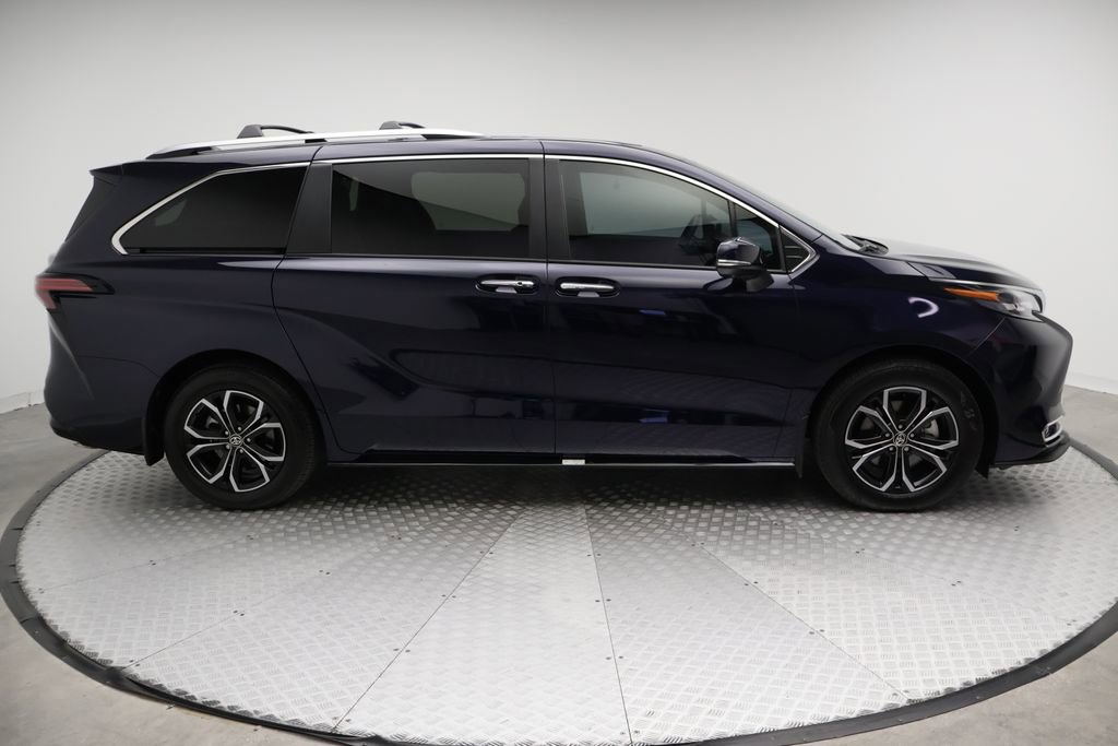 Certified 2025 Toyota Sienna Platinum image 7