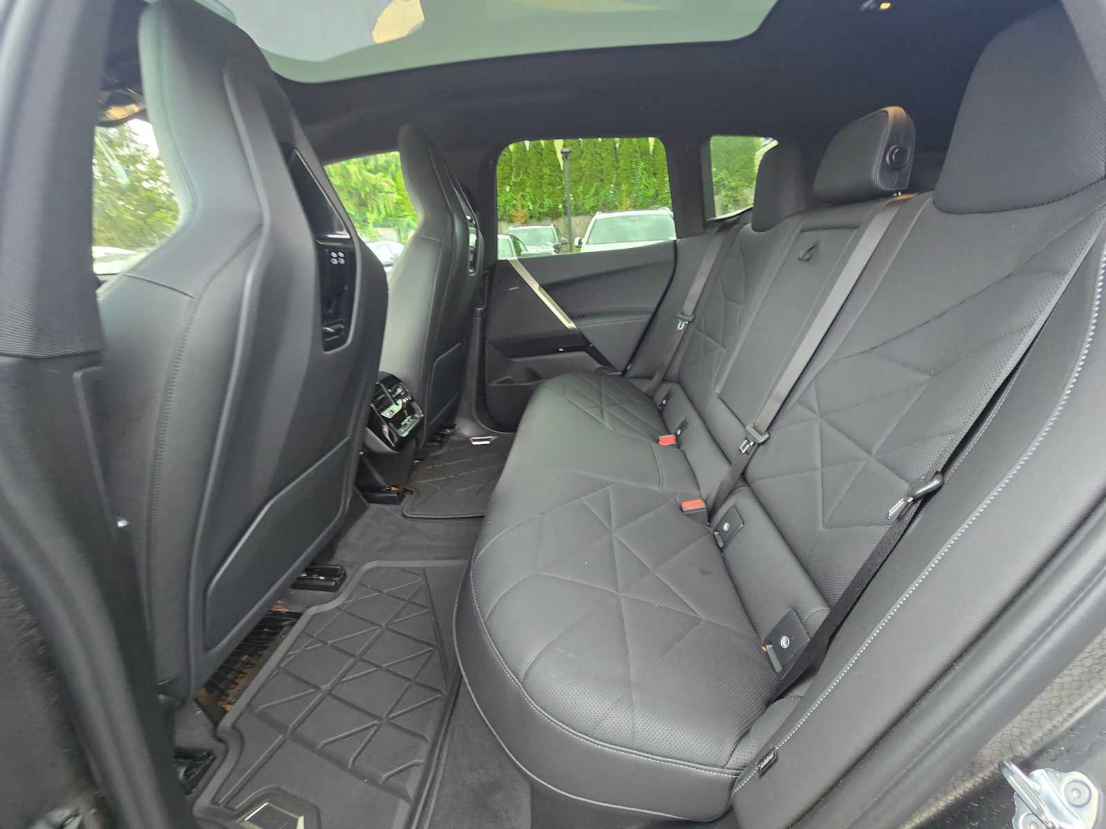 Used 2023 BMW iX xDrive50 w/ Sport Package AWD/4WD image 16