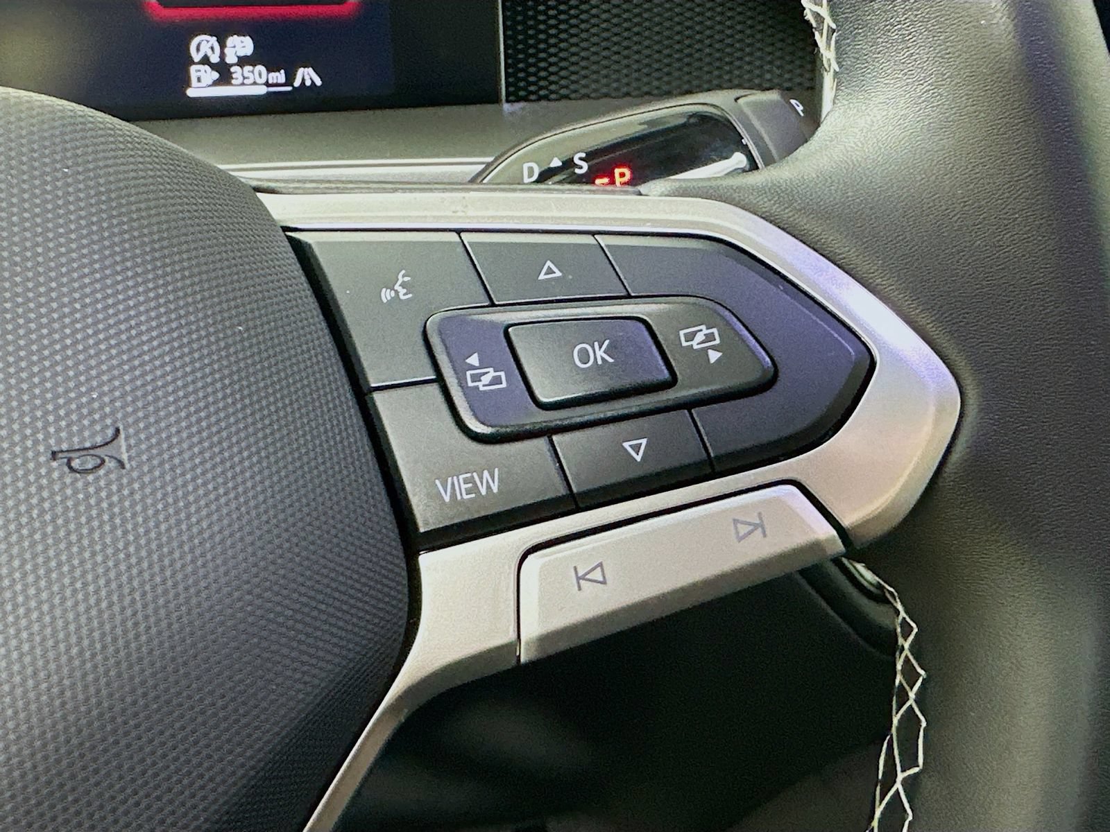 Used 2025 Volkswagen Tiguan SE AWD/4WD image 19