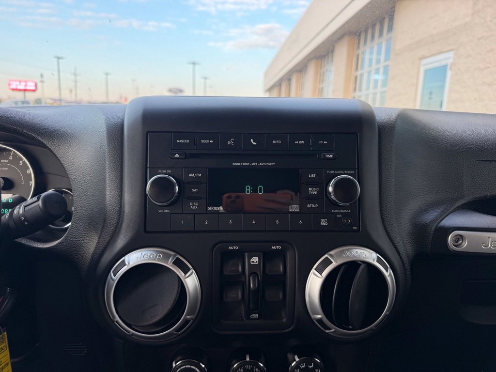 Used 2017 Jeep Wrangler Unlimited Sahara w/ Connectivity Group AWD/4WD image 16