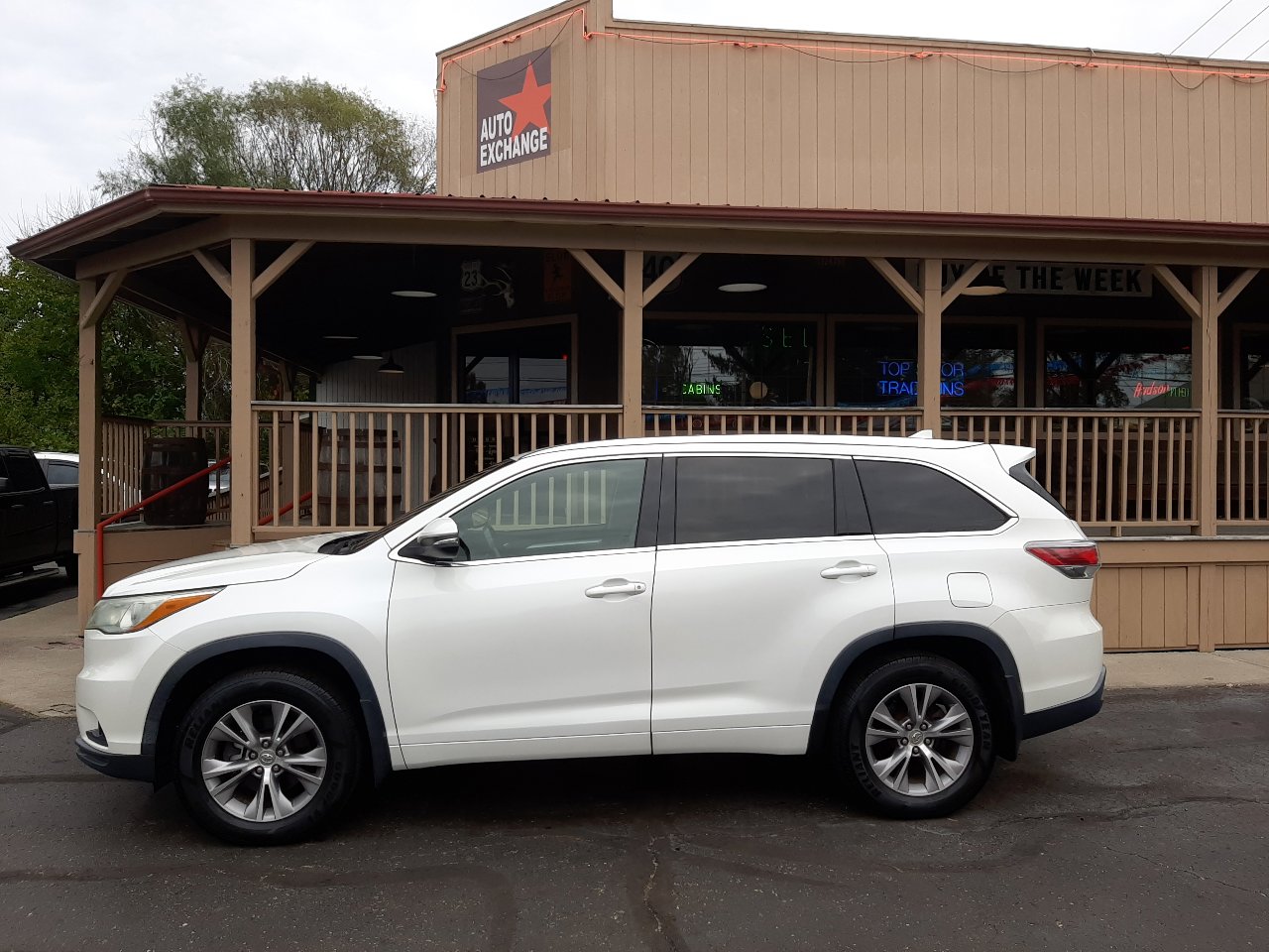 Used 2015 Toyota Highlander XLE image 2