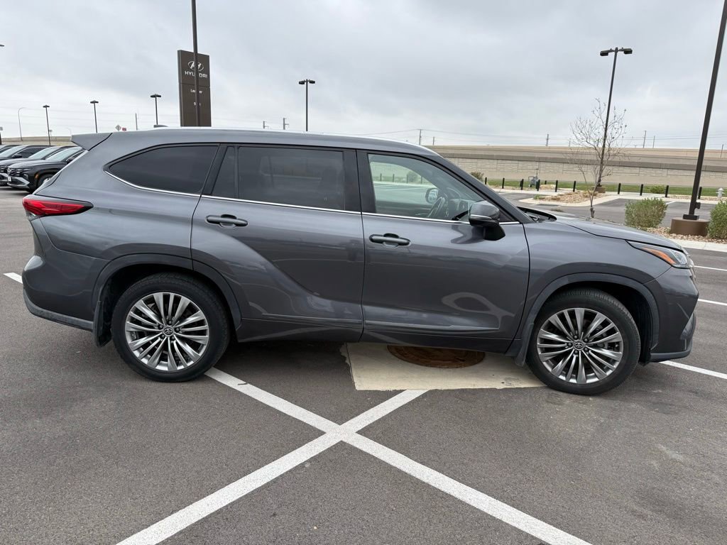 Used 2021 Toyota Highlander Platinum image 4