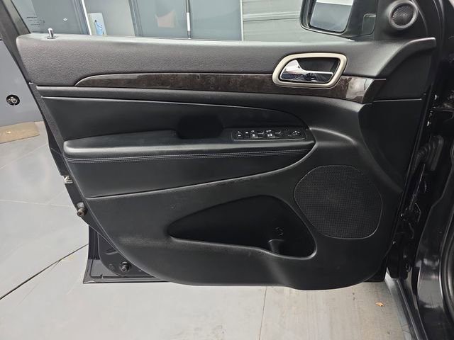 Used 2012 Jeep Grand Cherokee Laredo w/ Laredo E Group image 16