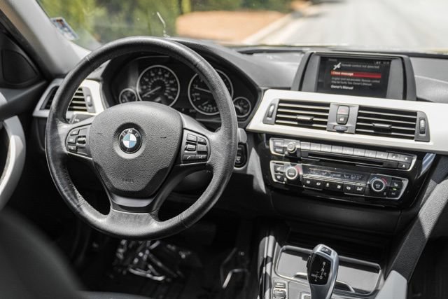 Used 2018 BMW 320i xDrive Sedan AWD/4WD image 25