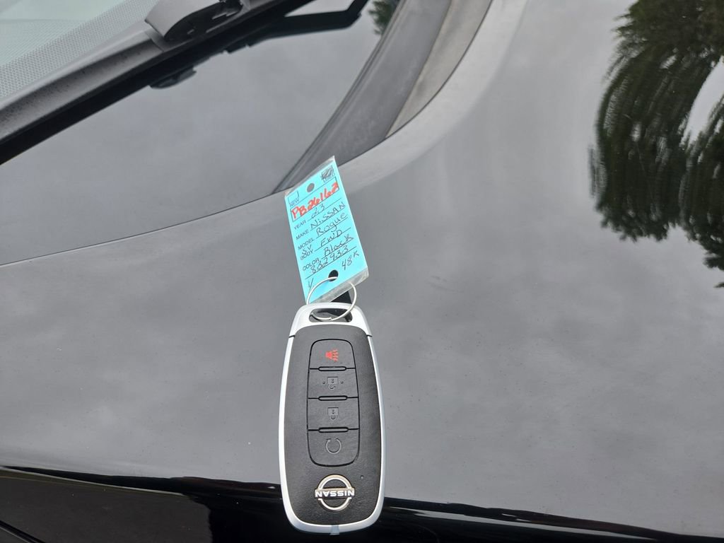 Used 2023 Nissan Rogue SV image 40