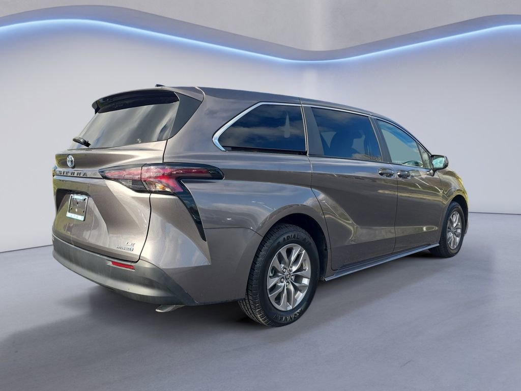 Used 2024 Toyota Sienna LE image 5