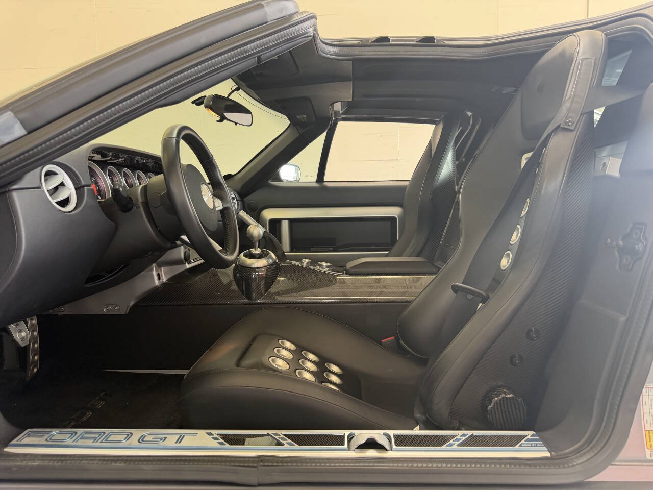 Used 2006 Ford GT RWD image 34