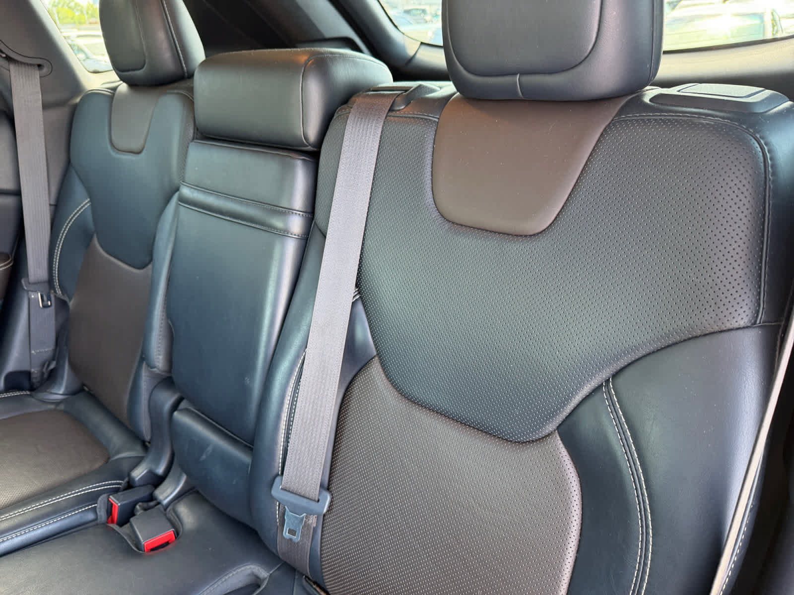 Used 2015 Jeep Cherokee Limited w/ Luxury Group AWD/4WD image 31