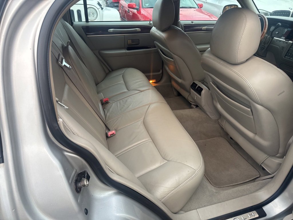Used 2005 Lincoln Town Car Signature Limited image 26