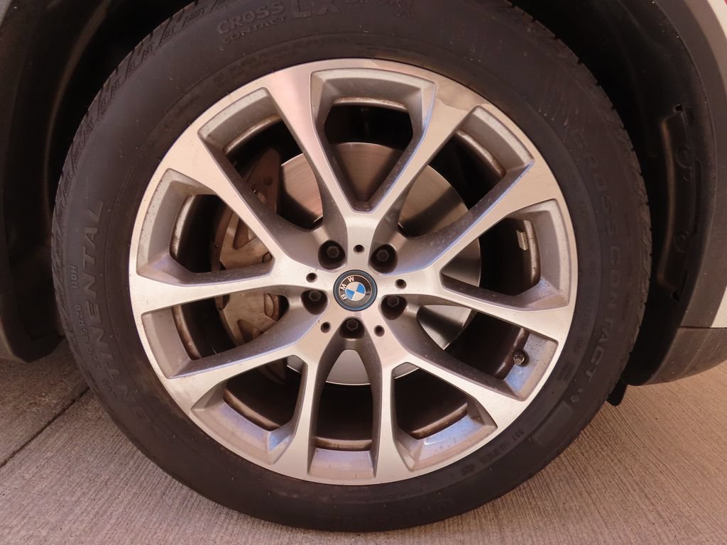 Used 2024 BMW X5 xDrive50e w/ Parking Assistance Package AWD/4WD image 17