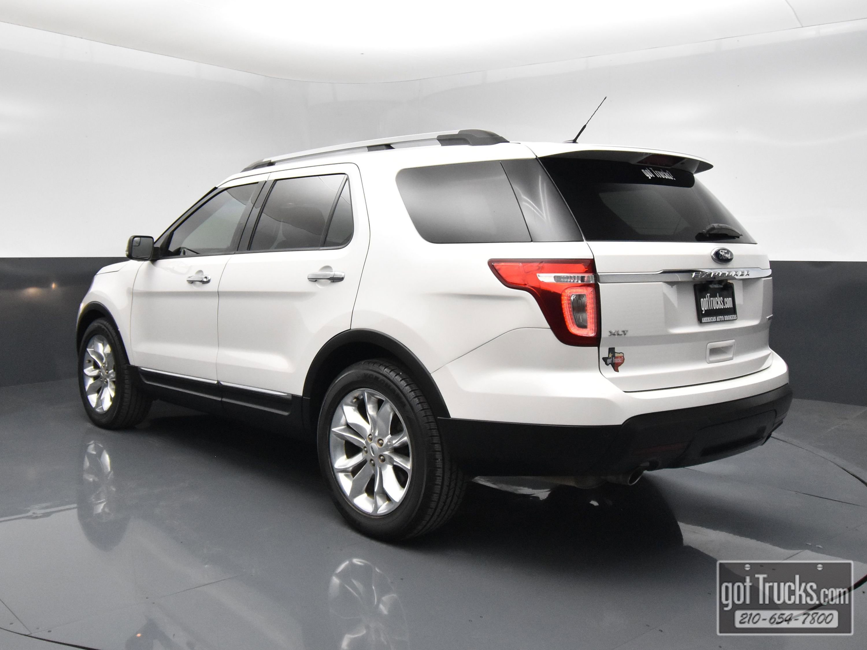Used 2015 Ford Explorer XLT w/ Equipment Group 202A image 5