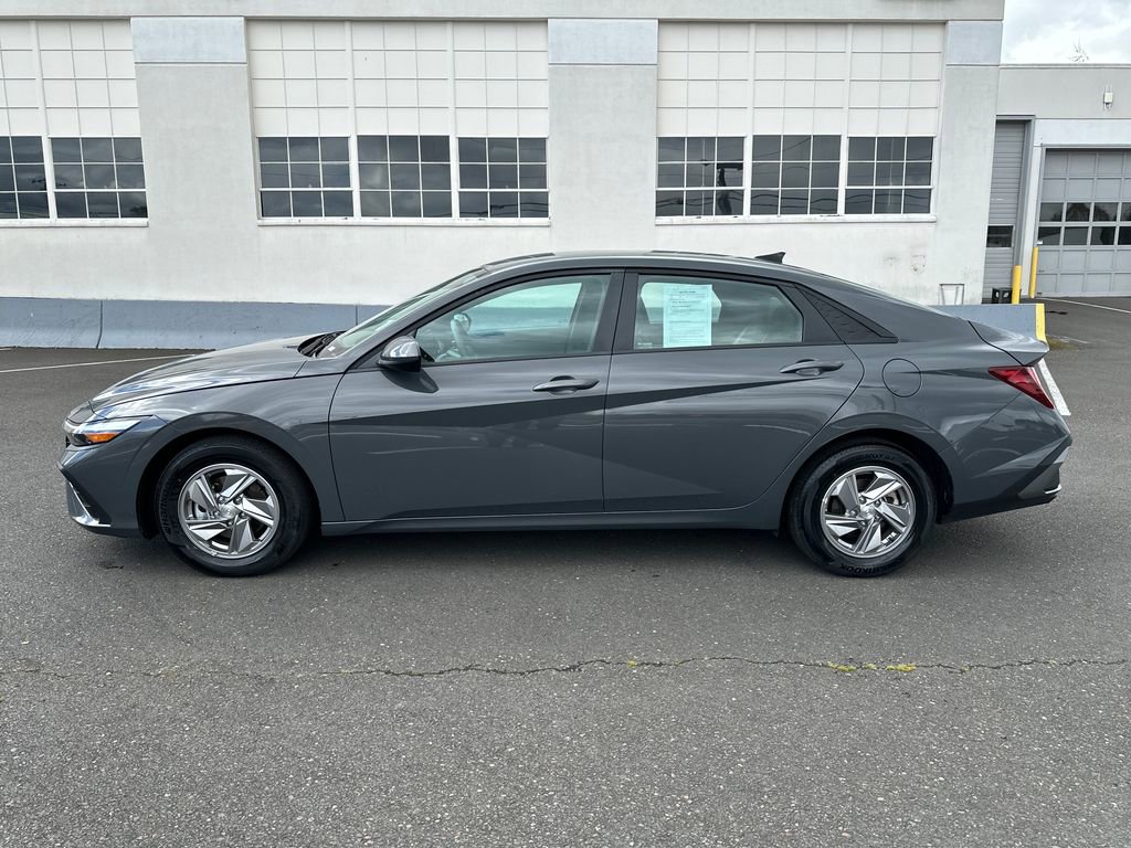 Certified 2025 Hyundai Elantra SE image 3