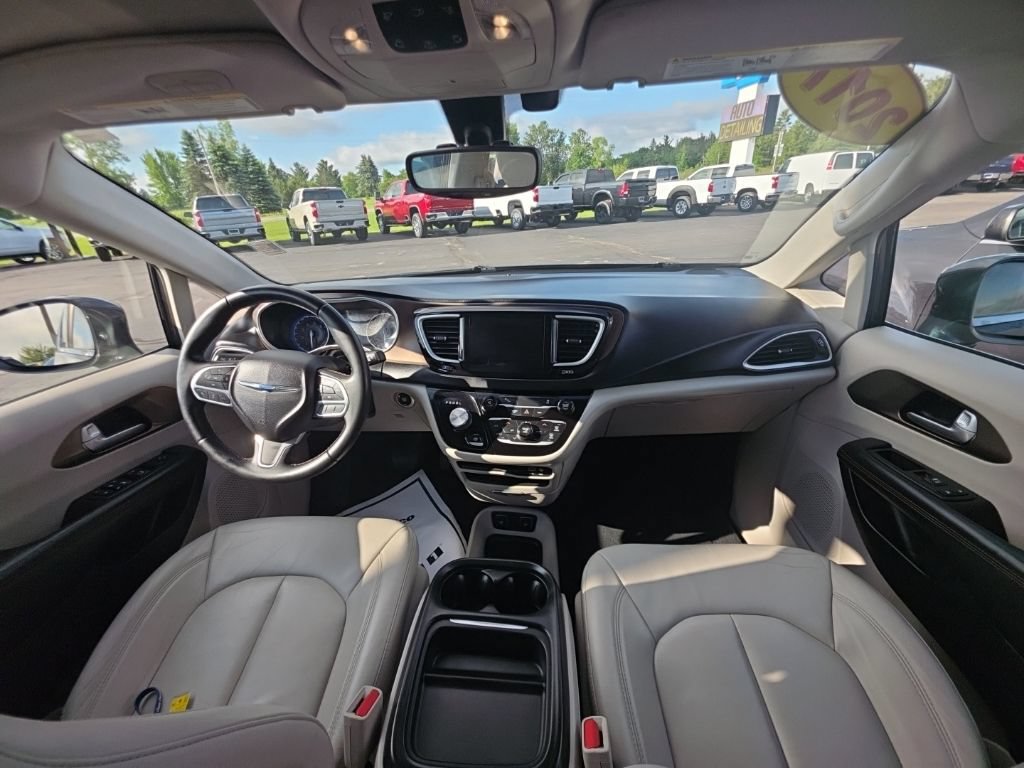 Used 2017 Chrysler Pacifica Touring-L FWD image 20