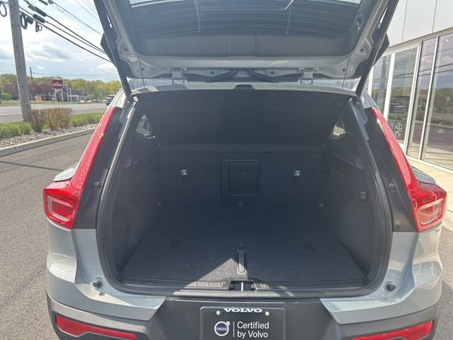 Certified 2025 Volvo XC40 B5 Plus AWD/4WD image 11