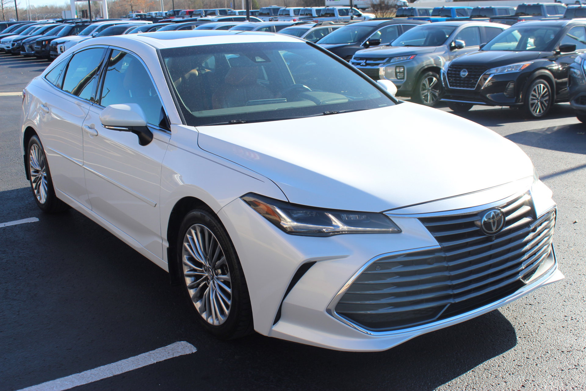 Used 2020 Toyota Avalon Limited image 4