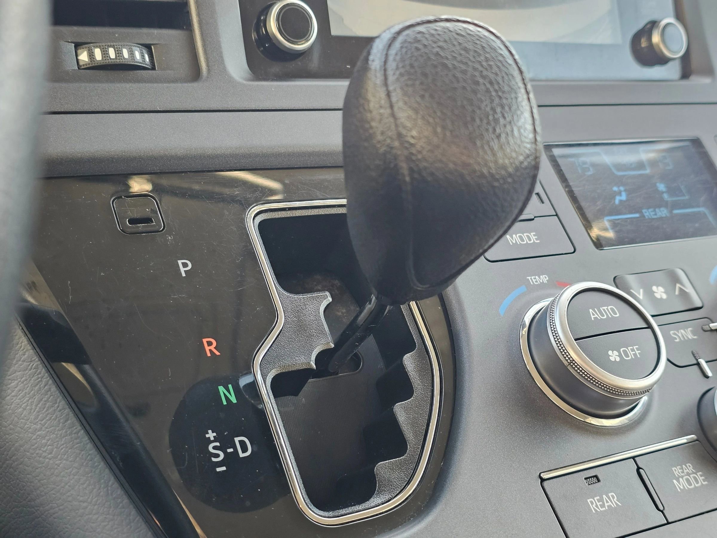 Used 2020 Toyota Sienna L image 38