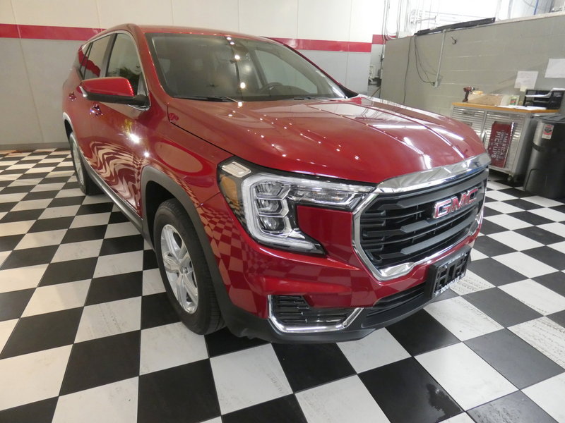 Used 2024 GMC Terrain SLE image 3