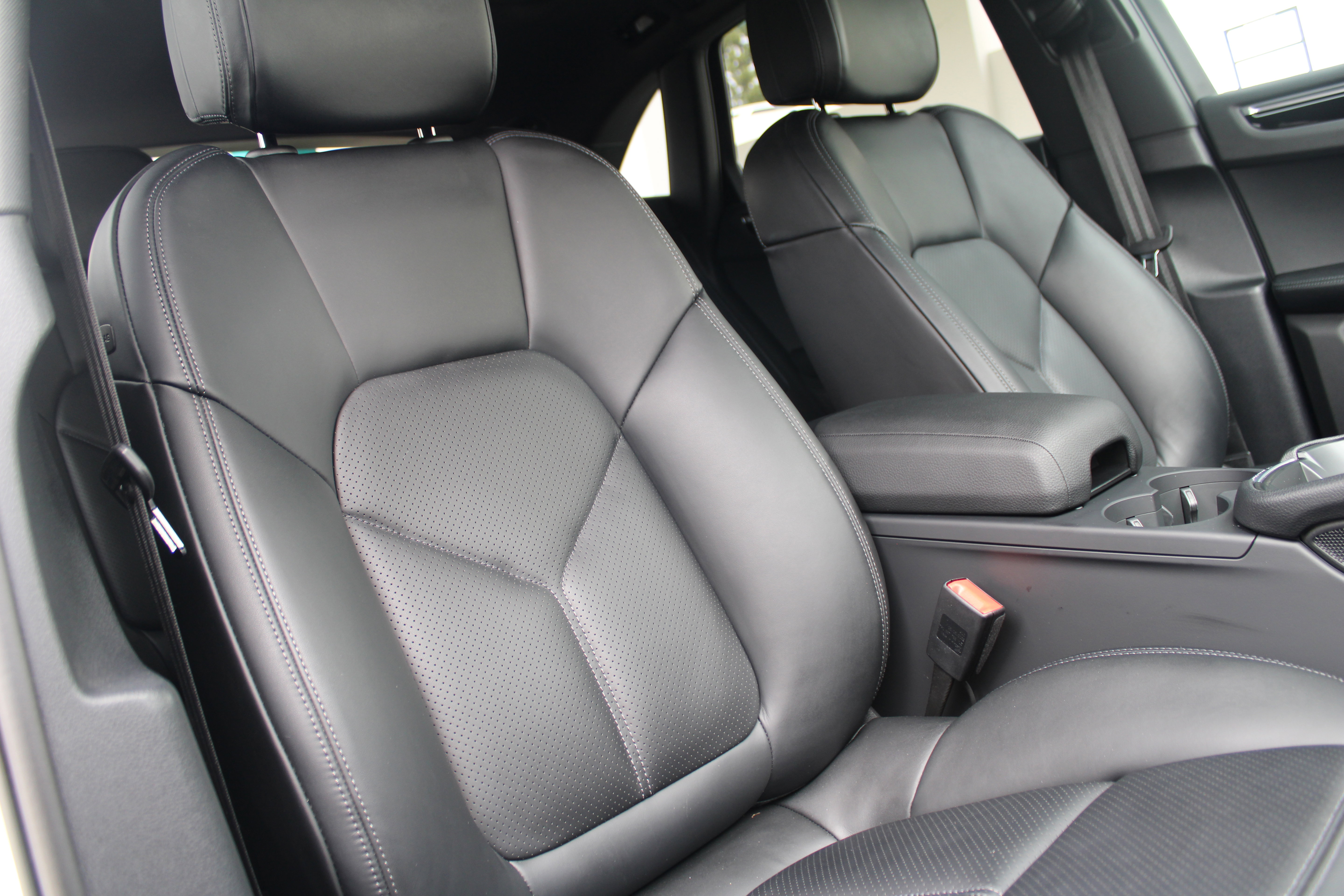 Certified 2026 Porsche Macan Turbo AWD/4WD image 33